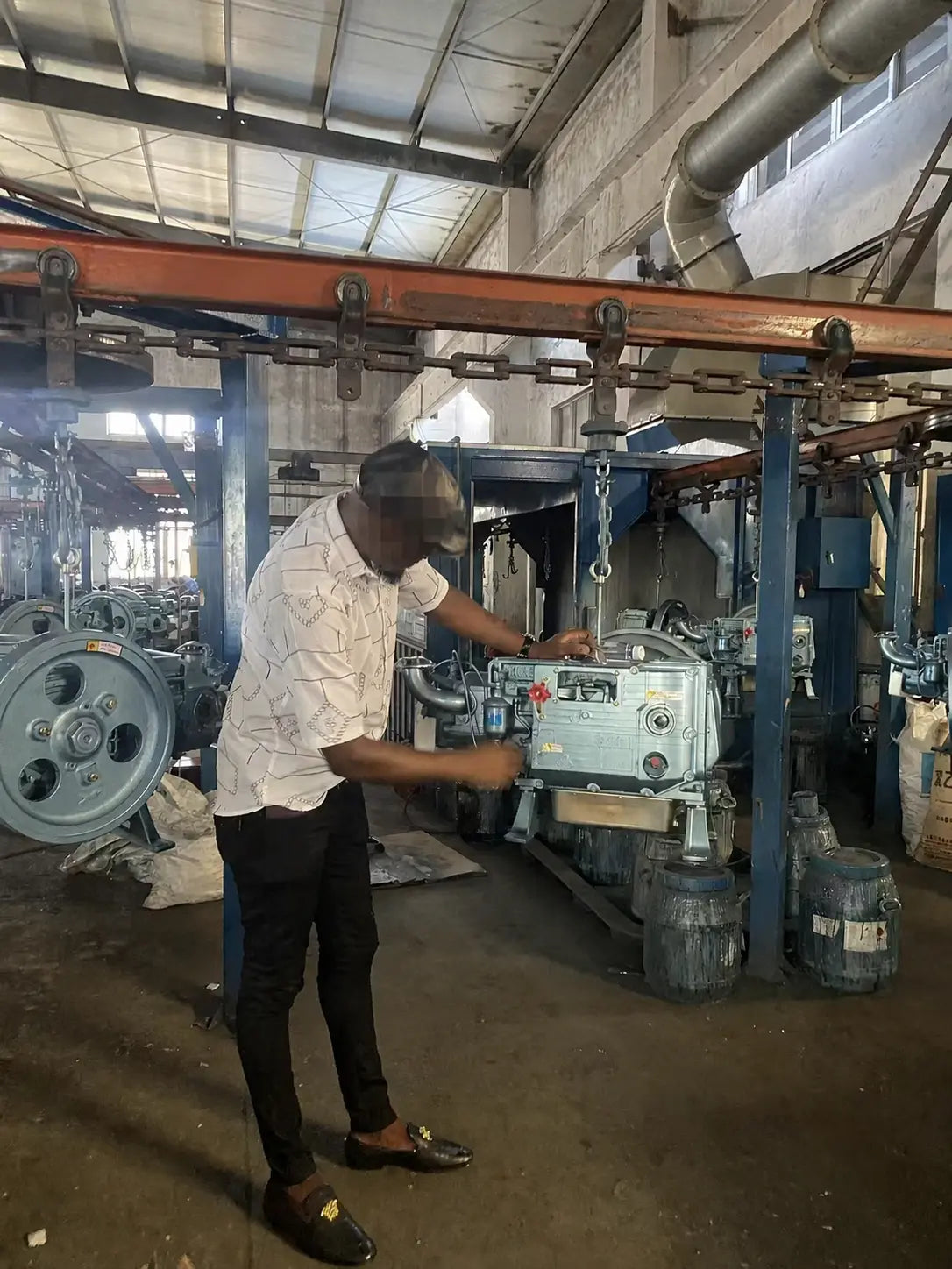 International buyer inspecting a diesel engine at the AOKAI facility